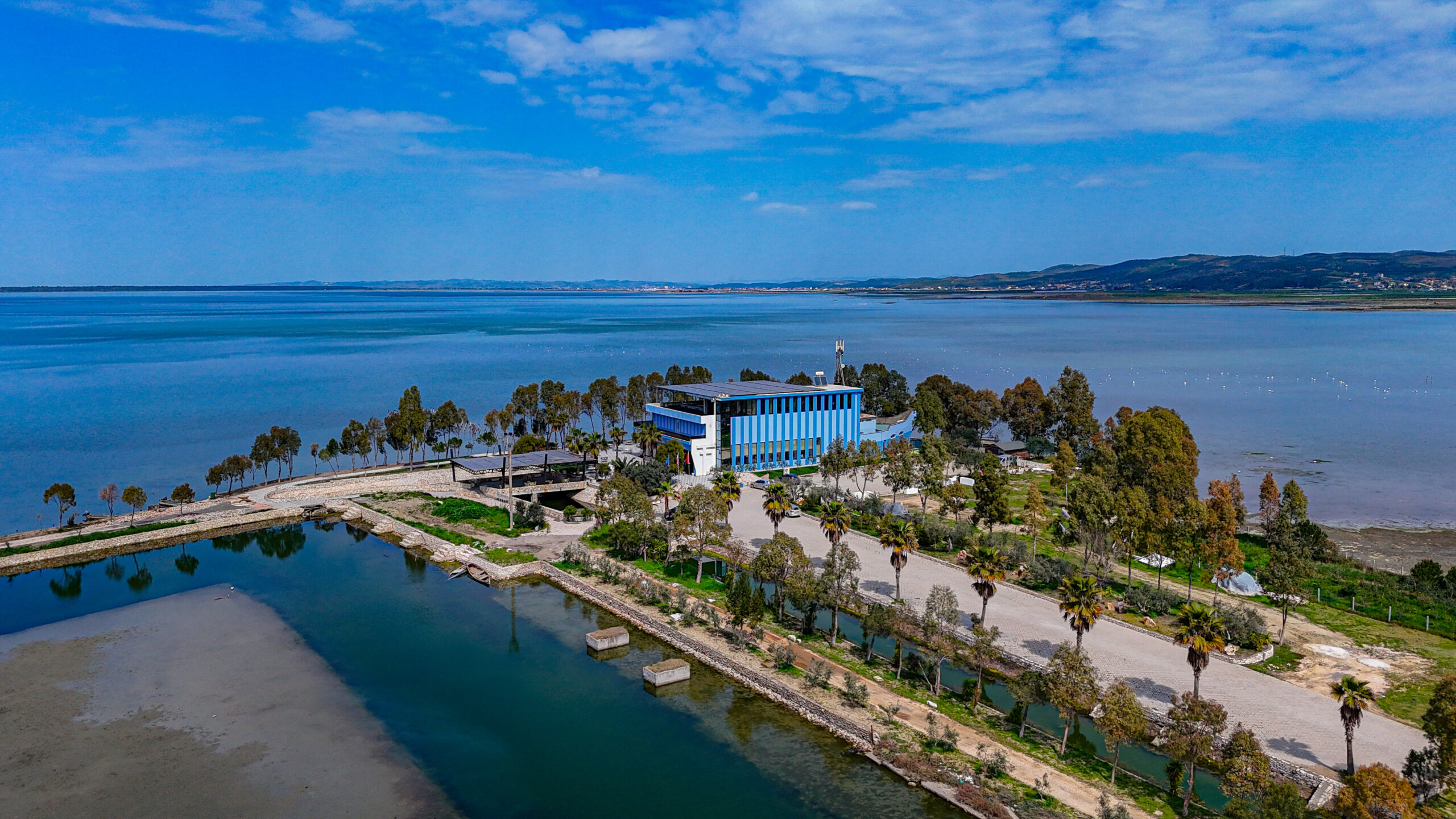 Feniks Resort buzë Lagunës së Karavastasë
